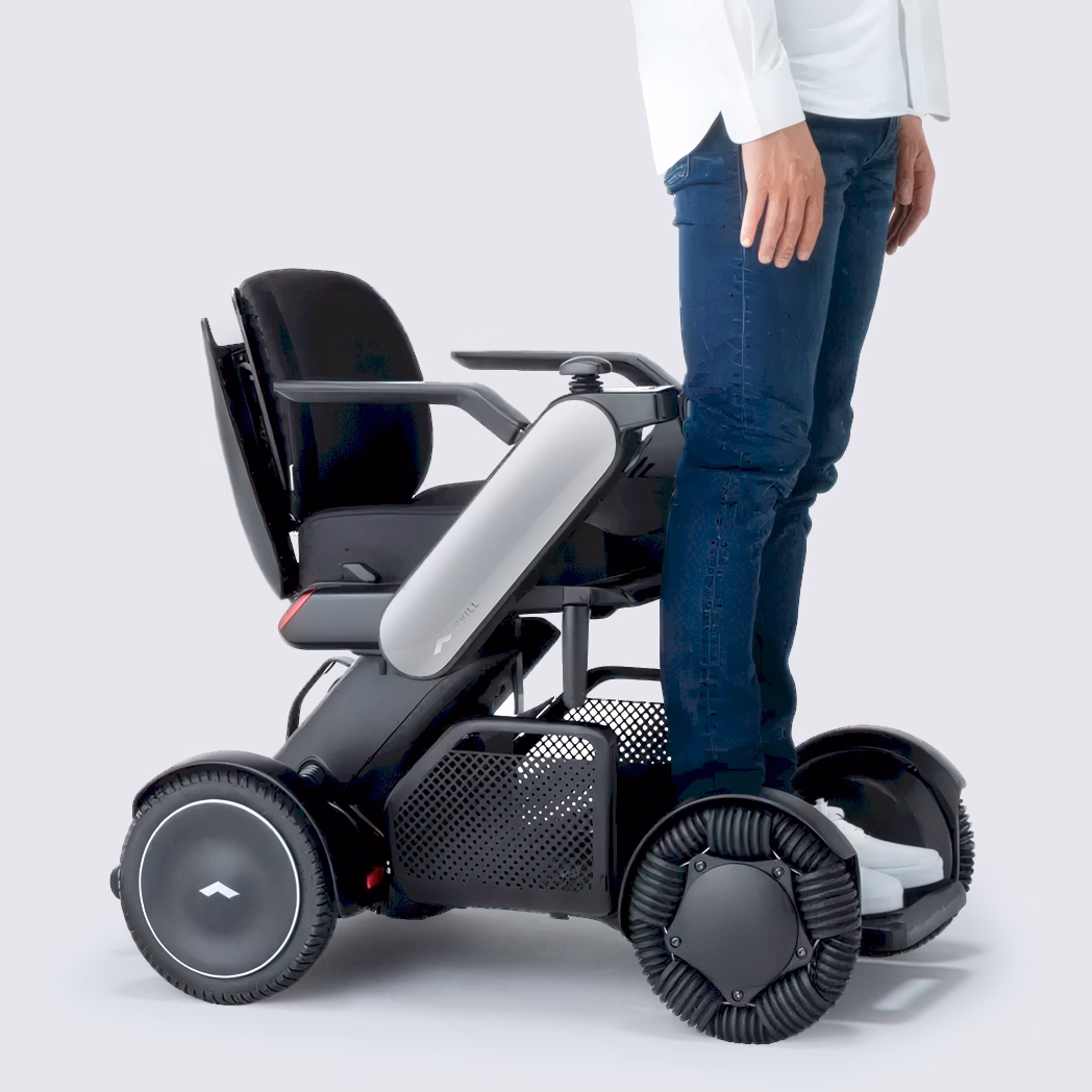 <h3>Strong Footplate</h3>Supports up to 250 lbs when transferring in and out.